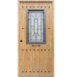 Puerta de entrada rústica con ventana de cristal y reja