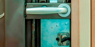 ¿Qué es una puerta acorazada y qué características de seguridad tiene?