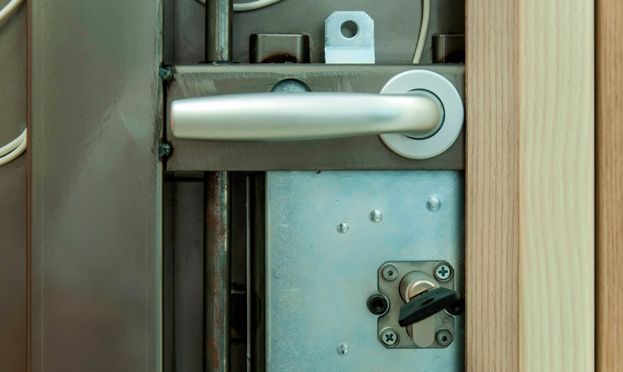 Cómo poner un 🔥 Escudo de Cerradura en una puerta 